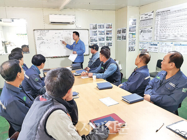 천종수 광양테크 사장이 직원들에게 혁신활동에 대해 설명하고 있다. 