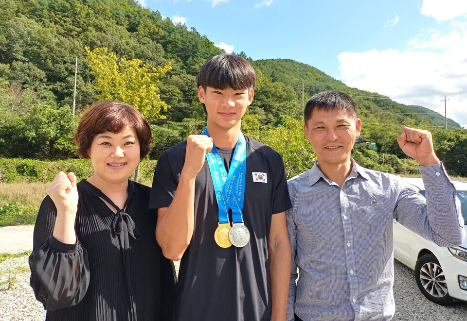 이경민군은 지난 10일 멀리뛰기 은메달, 지난 12일 세단뛰기 금메달을 목에걸며 한국육상의 대들보로 성장할 가능성을 보여줬다.