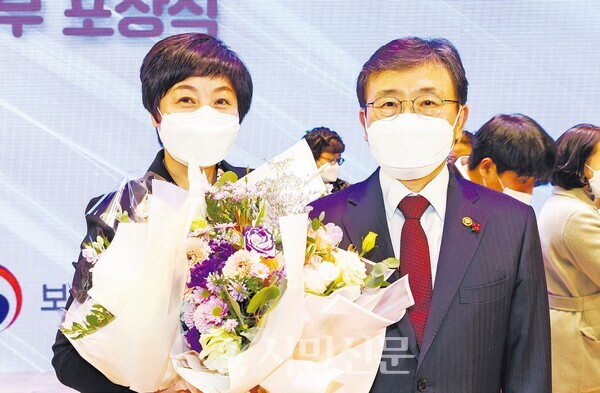 박선미 근로복지공단어린이집 원장이 ‘2021년 보육유공자 정부포상’에서 ‘대통령 표창’을 수 상했다.