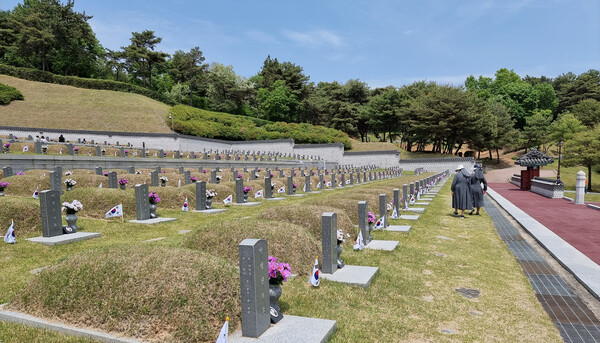 광주민중항쟁 42주년을 일주일여 앞두고 국립 5.18민주묘역을 찾은 두 수녀가 희생자들의 묘역을 둘러보며 추모하 고있다.