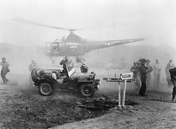 유엔군 휴전협상대표단을 실은 헬리콥터가 회담 장소인 개성으로 출발하기 위해 이륙하고 있다 / 이경모 1951.7.