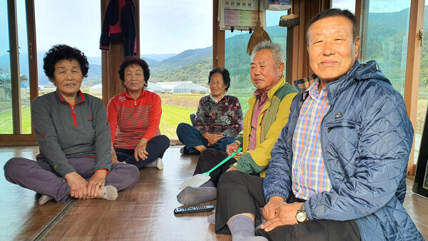 오른쪽부터-김정태(77세),김병문(82세),이명남(89세),정현덕(72세),정옥순(75세)