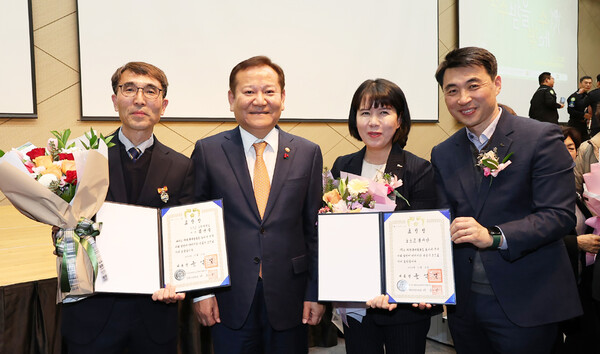 세계자원봉사자의날 기념 2023년 전국자원봉사자대회에서 포스코 봉사단과 김선식 차장이 대통령 표창을 수상했다.