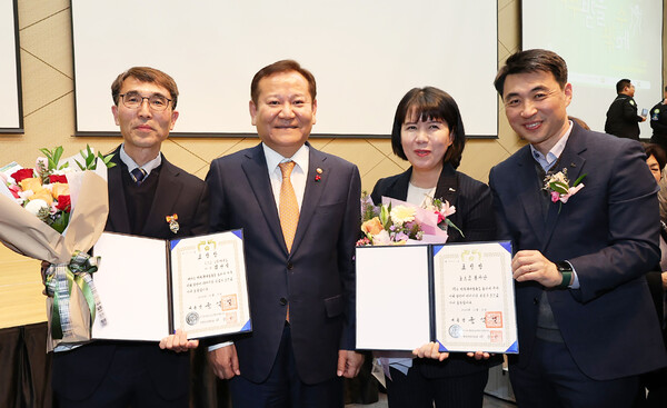 세계자원봉사자의날 기념 2023년 전국자원봉사자대회에서 포스코 봉사단과 김선식 차장이 대통령 표창을 수상했다.
