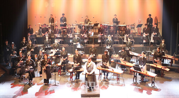 지난 4월 ‘희양 위인, 다시 잇다’ 기획공연을 하고 있는 시립국악단