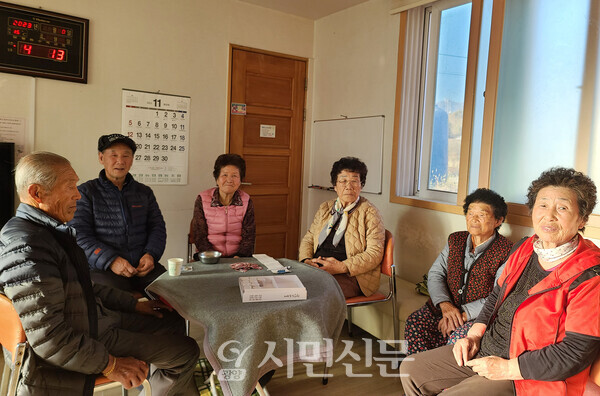 왼쪽부터 양만웅, 서종호, 김영재, 서순남, 채신례, 이경애 어르신