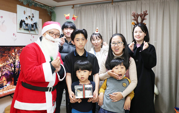 산타복장을 입고 일일산타로 변신한 프렌즈 재능봉사단이 지역 아이들에게 마카롱케이크를 전달했다.