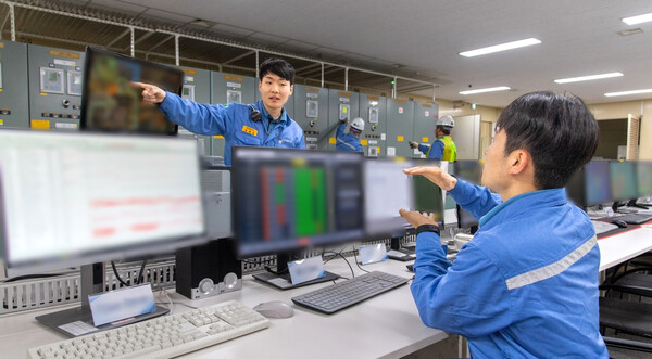 광양제철소 1냉연공장 직원들이 모터 실시간 감시 시스템을 운용하고 있는 모습.