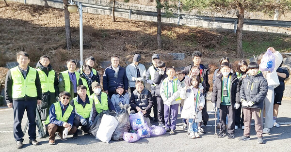 광양제철소 사랑나눔봉사단이 지역 아이들과 함께 광영근린공원 일대에서 환경보호 활동을 진행했다.