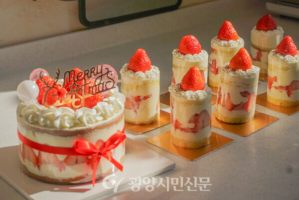 제철 과일로 만든 '마로네'의 딸기 생크림 케이크