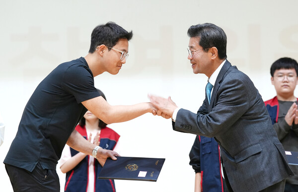 정인화 광양시장에게 ‘청소년 참여위원회 위원장 위촉장’을 받는 심은기 군