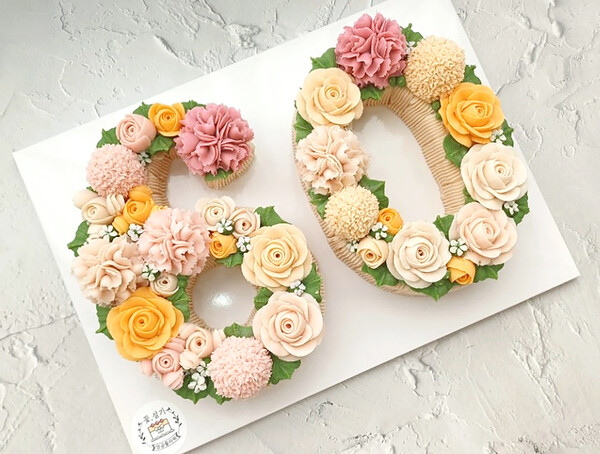 밀가루 대신 쌀떡으로 만든 케이크에 앙금으로 정성스럽게 빚은 꽃을 얹어, 건강은 물론 특별한 날의 품격 까지 더해 환갑 등 기념일 선물로 제격이다.