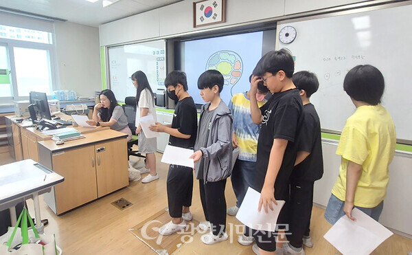 학생들을 가르치는 교육현장 모습