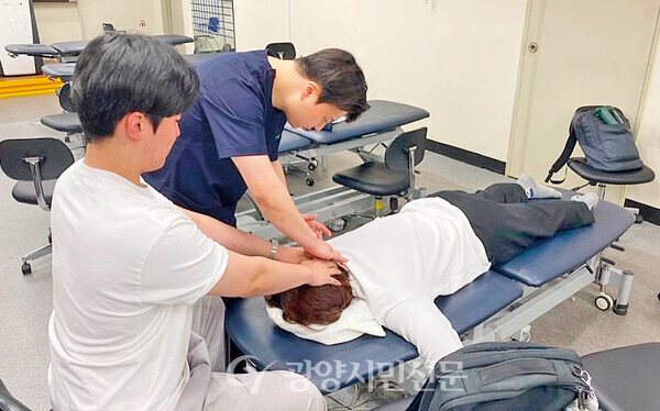 학교에서 아이들을 가르치는 서승원 대표