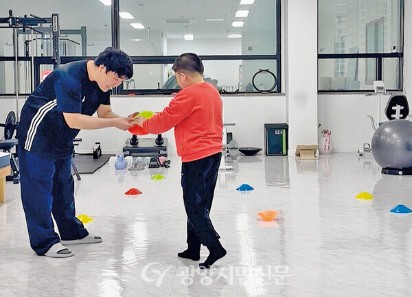 아이들을 가르치는 서승원 대표