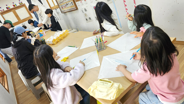 연날리기 체험에 참여하고 있는 아이들