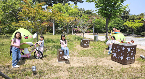 공원에서 행복하게 뛰어노는 여섯 자매