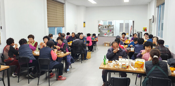 초남마을 안에 있는 깔끔한 내부의 무료급식소