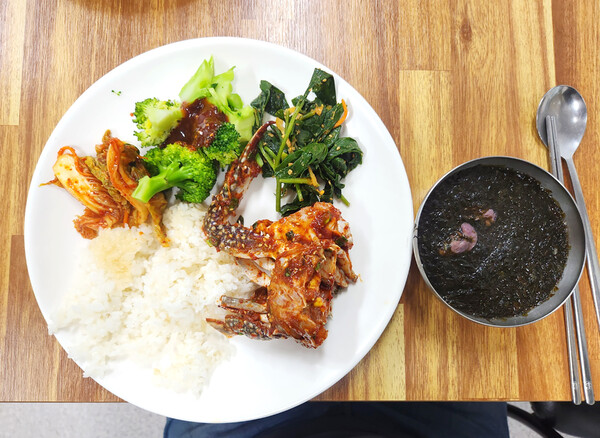 매일 새로운 반찬 3종 이상이 제공되고 있다.