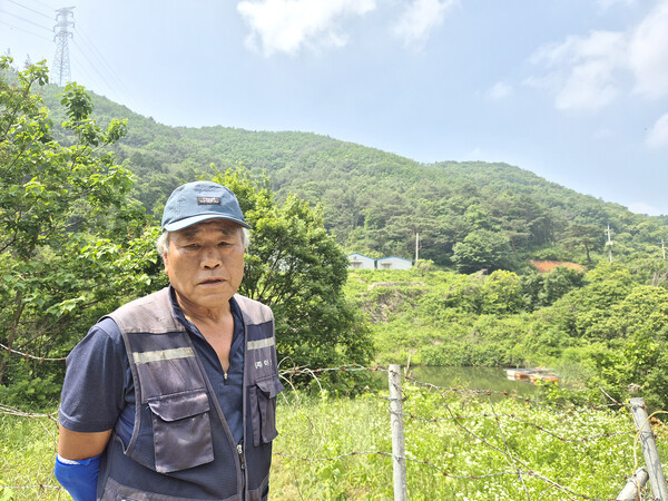 저수지와 양송이 공장을 설명하고 있는 서판석(71세) 씨