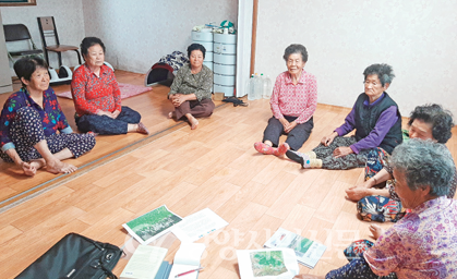 마을회관에 모인 할머니들