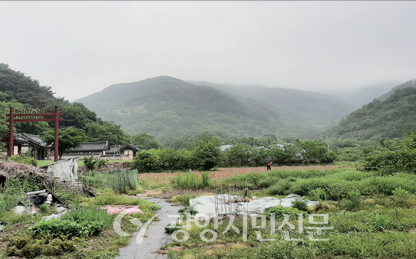 쌍의사 앞의 뜰과 밭