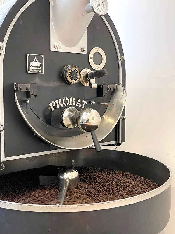 구루커피 본점에 있는 로스팅 공간