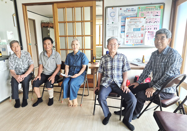 마을의 역사를 들려주신 어르신들. 박승규(81),주경섭(75),최인숙이장,허정렬(94) 주길계(83)