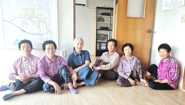 부현에서의 삶을 들려주신 어르신들. 박맹례(77),김정심(80),이정순(85),최인숙이장,정경림(88),백향순(77)
