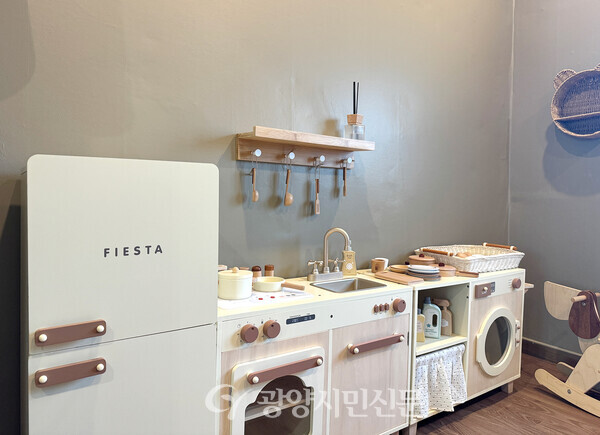 아이들이 상상하며 즐길 수 있는 아늑한 주방 놀이를 할 수 있다.