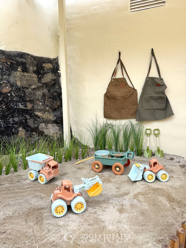 숙소 앞 마당에 마련된 야외 모래놀이 공간. 독채 숙소라 자유롭게 즐길 수 있다.      
