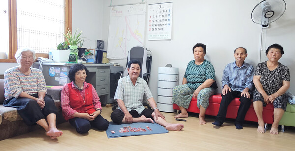 점심 식사 때 주민들이 회관에 모인다.