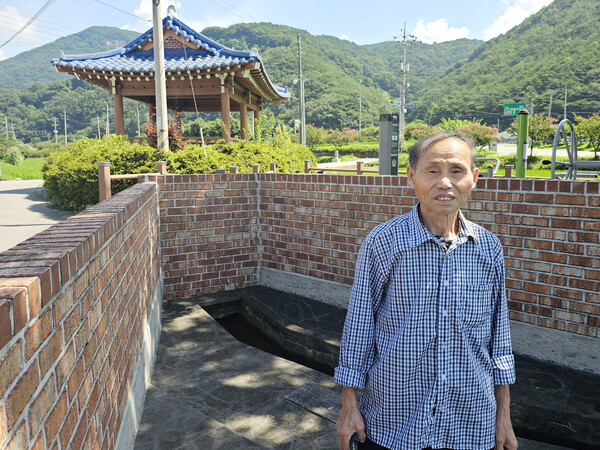 마을 샘가에서 찰칵, 류의현 이장