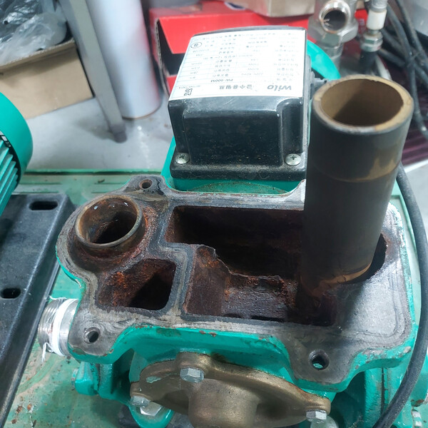 가정용 펌프를 고치는 작업 현장