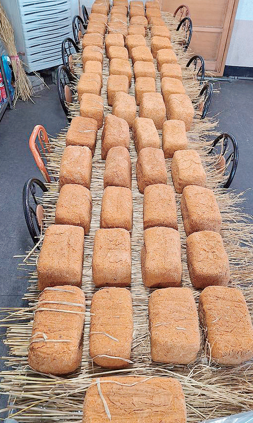 전통 방식으로 메주를 쑤고 말리며 된장의 깊은 풍미를 더하고 있다.