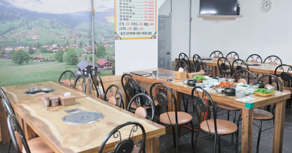 새로 이전한 ‘메주콩뚝배기’ 내부