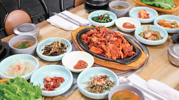 제육뚝배기정식은 특제 된장 소스로 풍미를 살린 ‘메주콩뚝배기’의 대표 메뉴