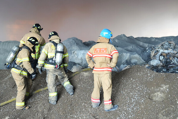 김옥연 광양소방서장을 비롯한 소방관들이 화재 현장에 들어가 상황을 살피고 있다.