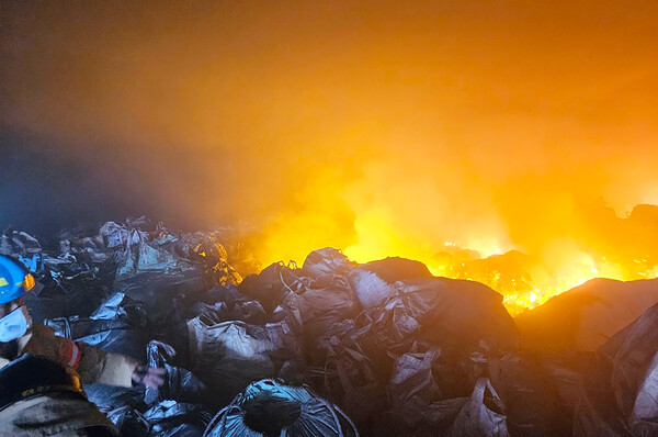 불에 타고 있는 알루미늄 불법 폐기물
