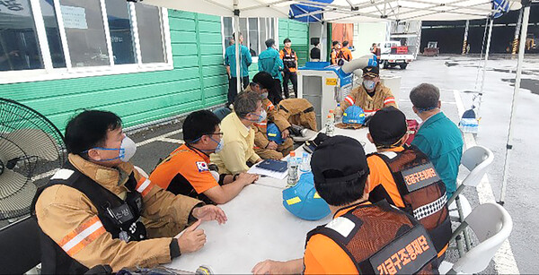 김옥연 광양소방서장과 함께 소방관계자 및 공무원들이 회의를 하고 있다.