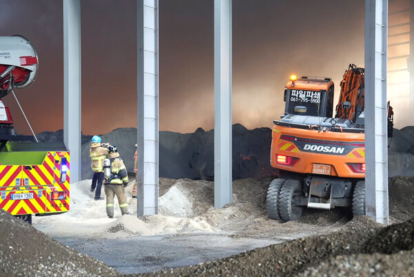 물과 격하게 반응하는 금속 미분의 특성상, 굴착기를 동원해 토사로 화재를 진압하고 있다.