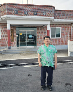 마을회관 앞에 선 이장 이승식 씨