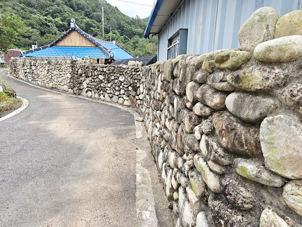 호박돌로 쌓은 예쁜 담장