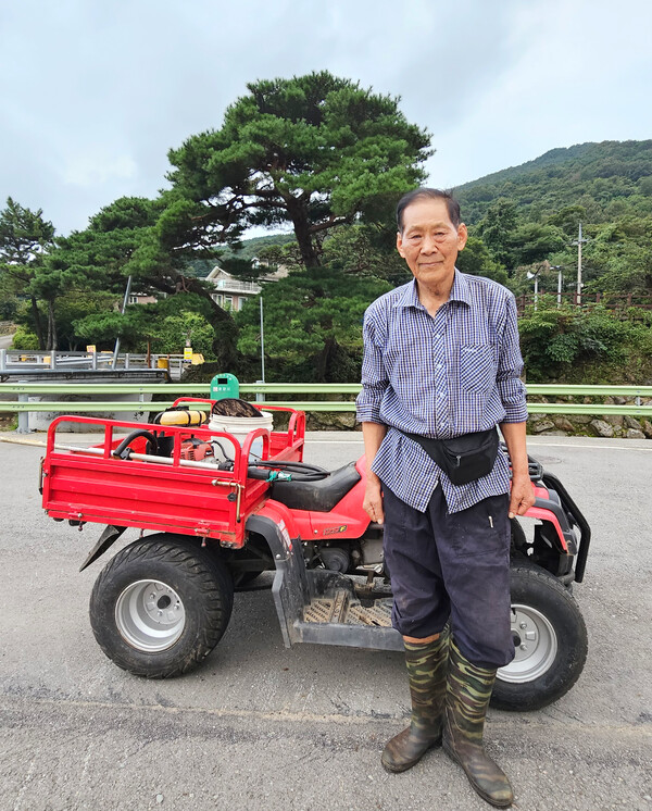 밤밭 풀베기를 마치신 조일문 씨