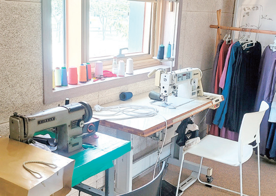 센터 내 주민들 스스로 취미를 공 유하며 만든 재봉틀 동아리실