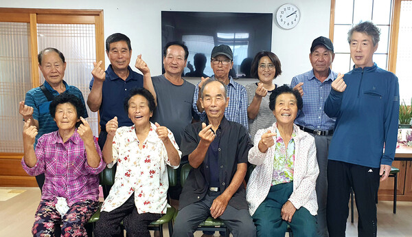 이장님(뒷줄 왼쪽에서 두 번째)과 마을 어르산들