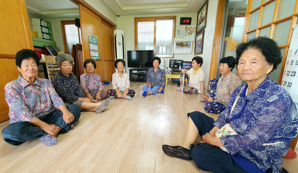 마을-어르신들, 오른쪽 맨 앞 이사순(90세)-(1)