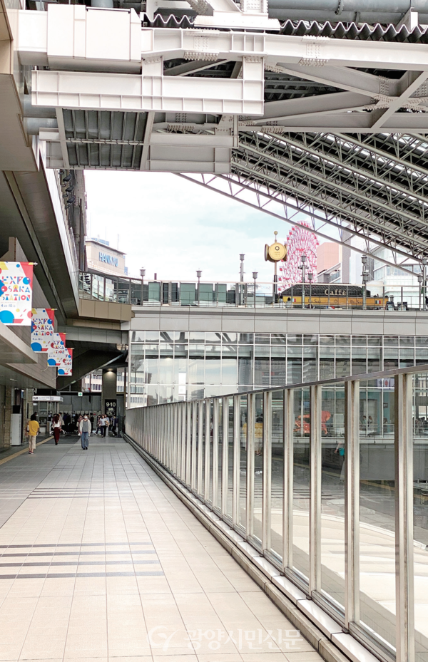 쓰레기 하나 없이 깔끔한 역