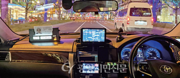 일본 오사카의 택시 기본요금은 최초 1,300m까지 600엔(¥)이며, 이후 260m마다 100엔(¥)이 추가로 부과된다.