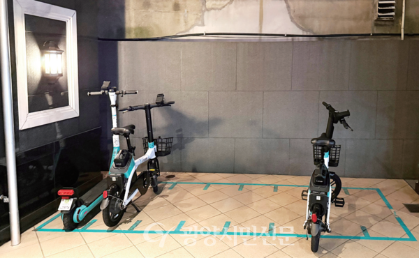 도심 곳곳에 위치한 자 전거와 킥보드 ‘지정 반납 포트'